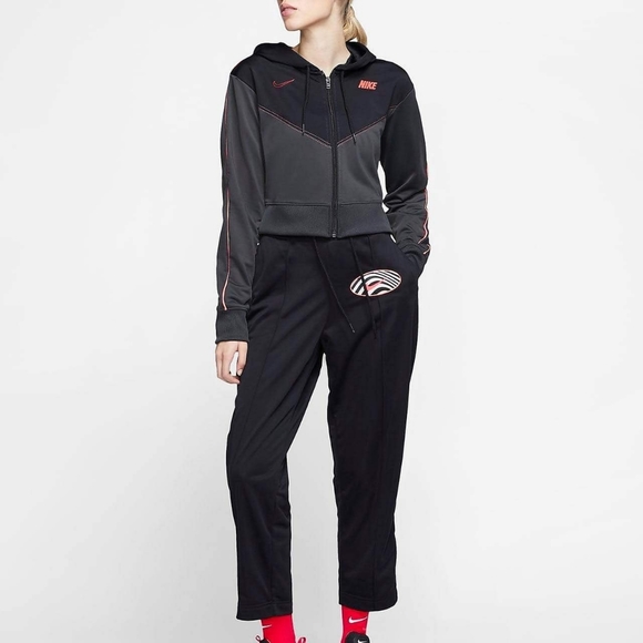 Nike suit - Picture 3 of 8